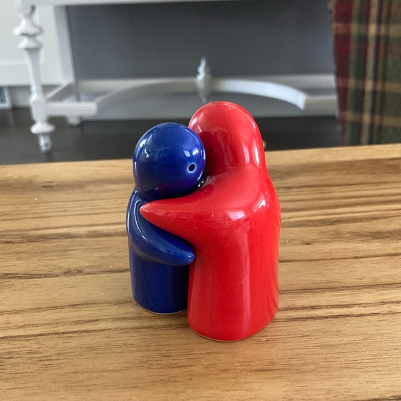 Hugging salt & Pepper shakers - Picture 1 of 4